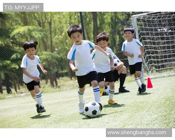 足球明星携手孩子畅谈梦想与成长的精彩瞬间