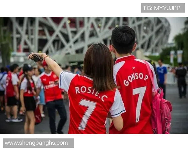 足球明星情侣共度浪漫时光游泳照片曝光引发热议